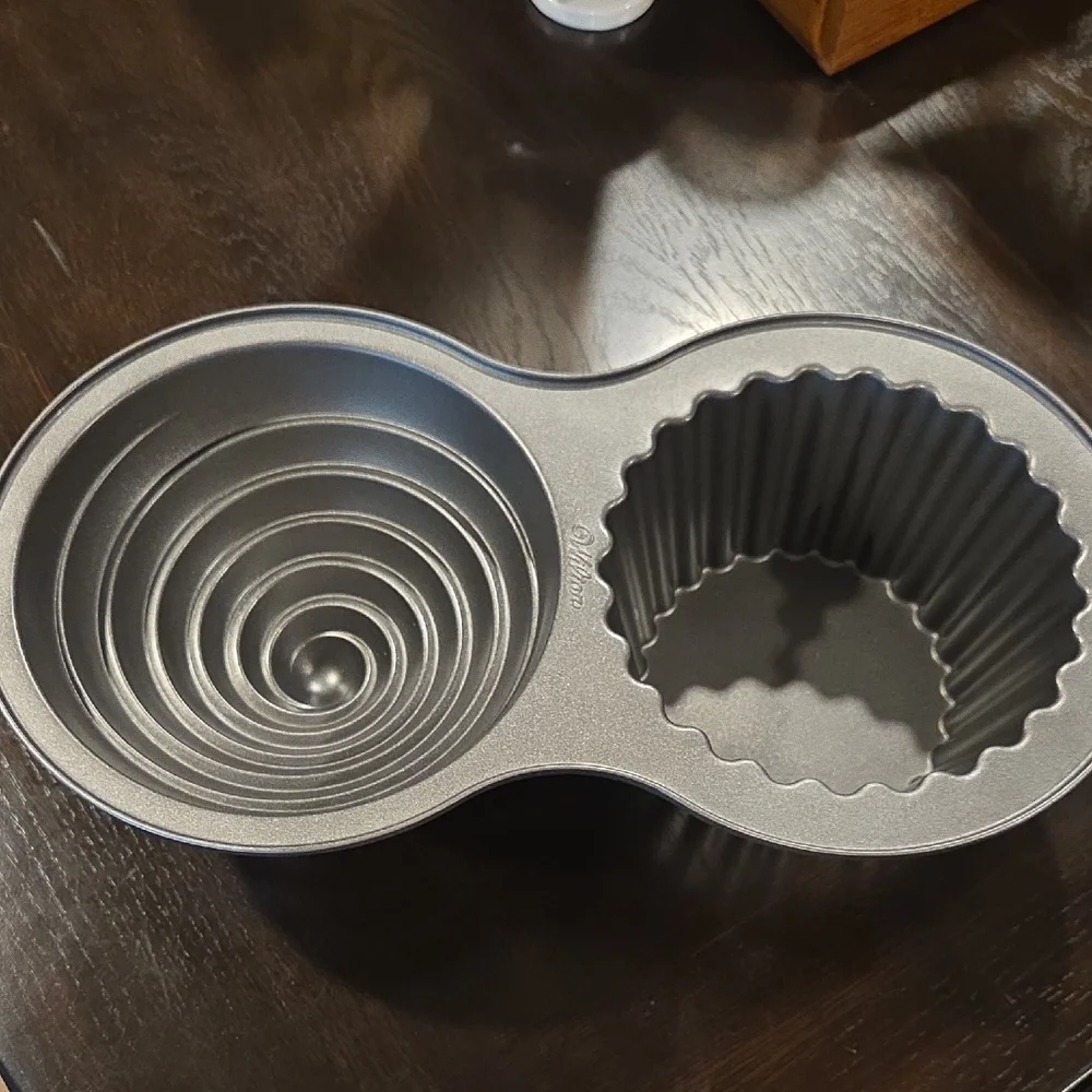 WILTON Dimensions Large Cupcake Pan - Picture 2 of 7